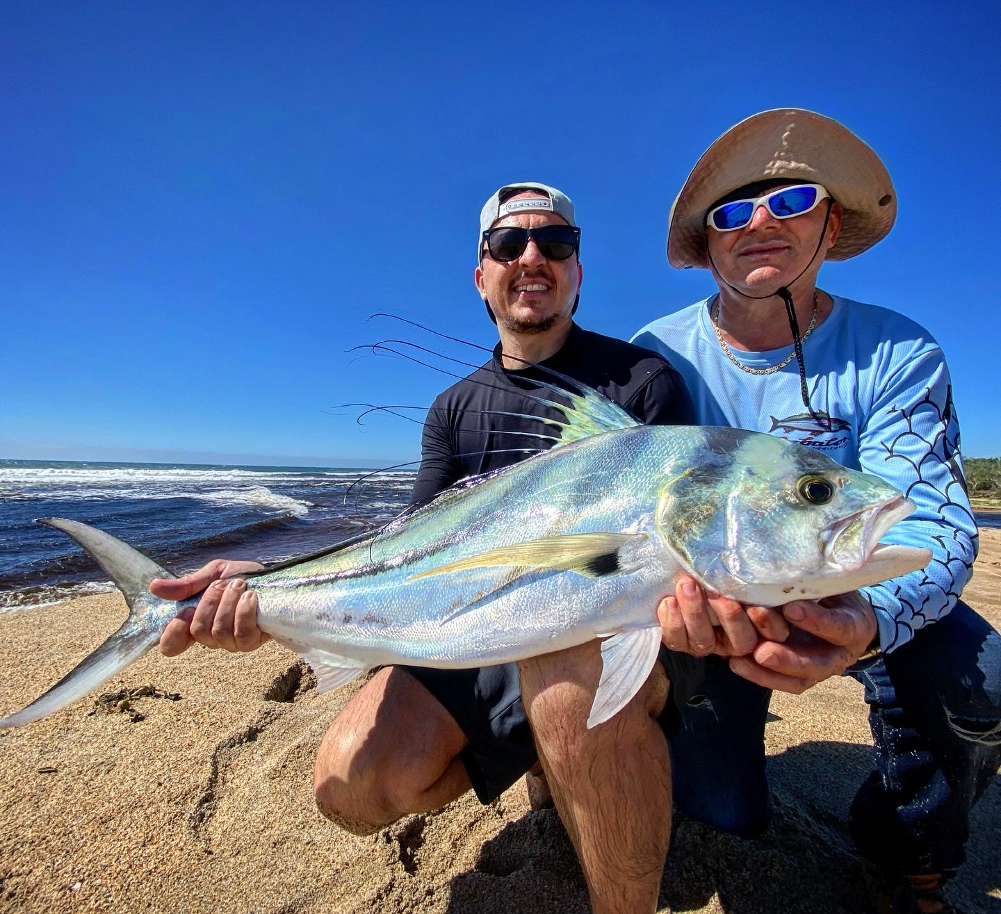 Pesca de orilla en playa abierta durante una expedición Tellos
