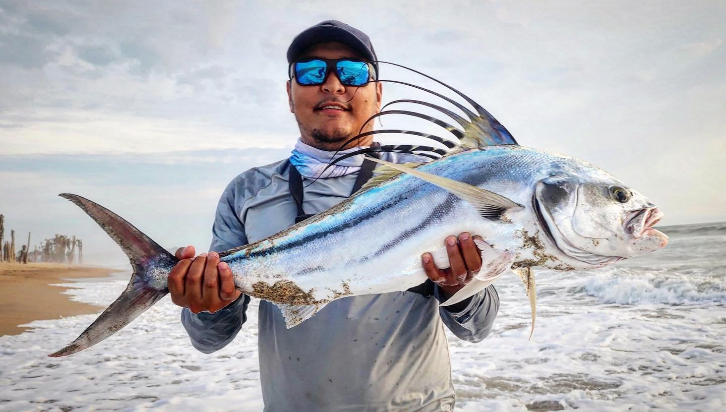 Pesca de orilla en playa amplia durante la expedición Rey de las Olas