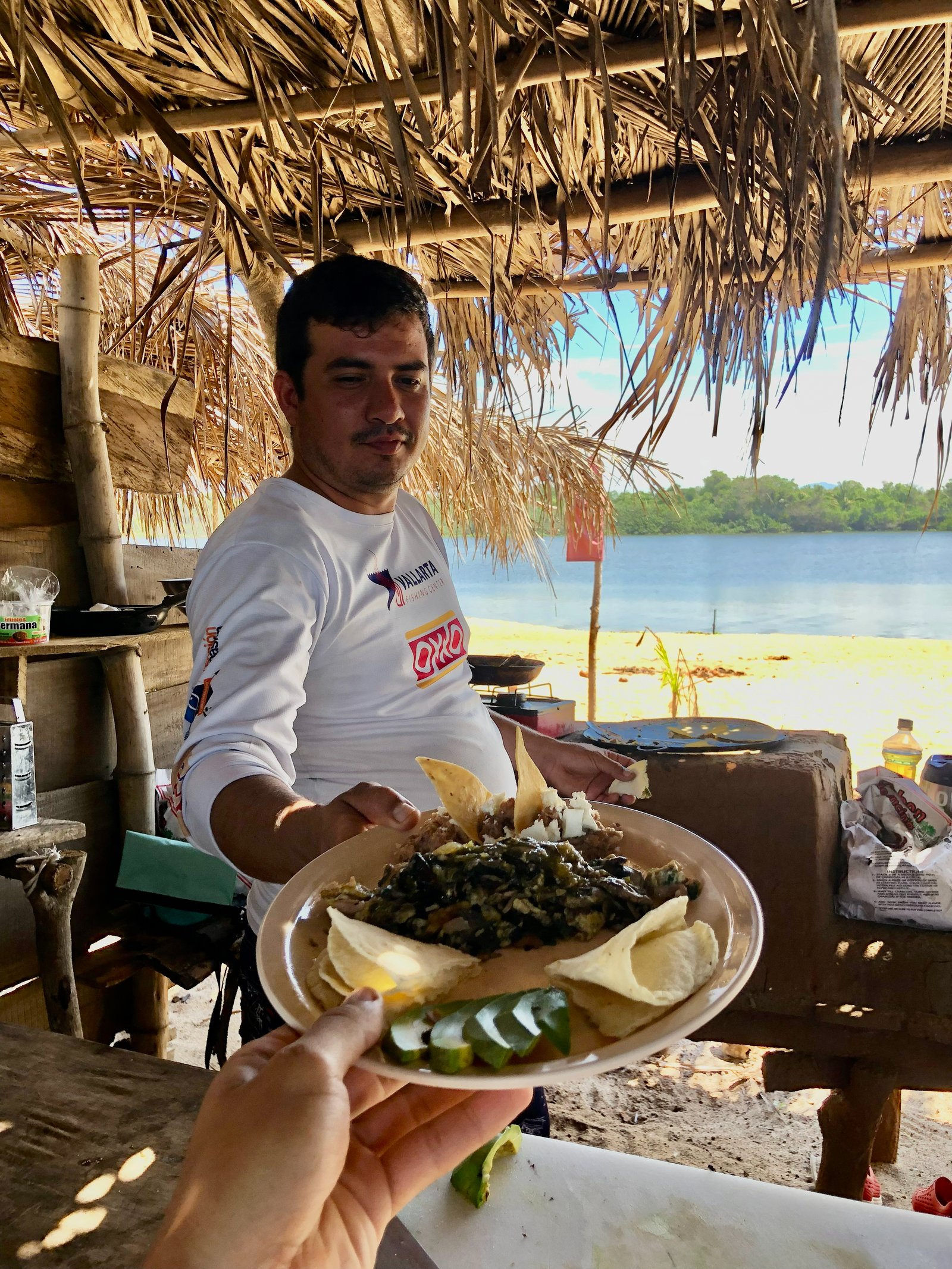 Guía local acompañando una expedición de pesca en Tomatlán